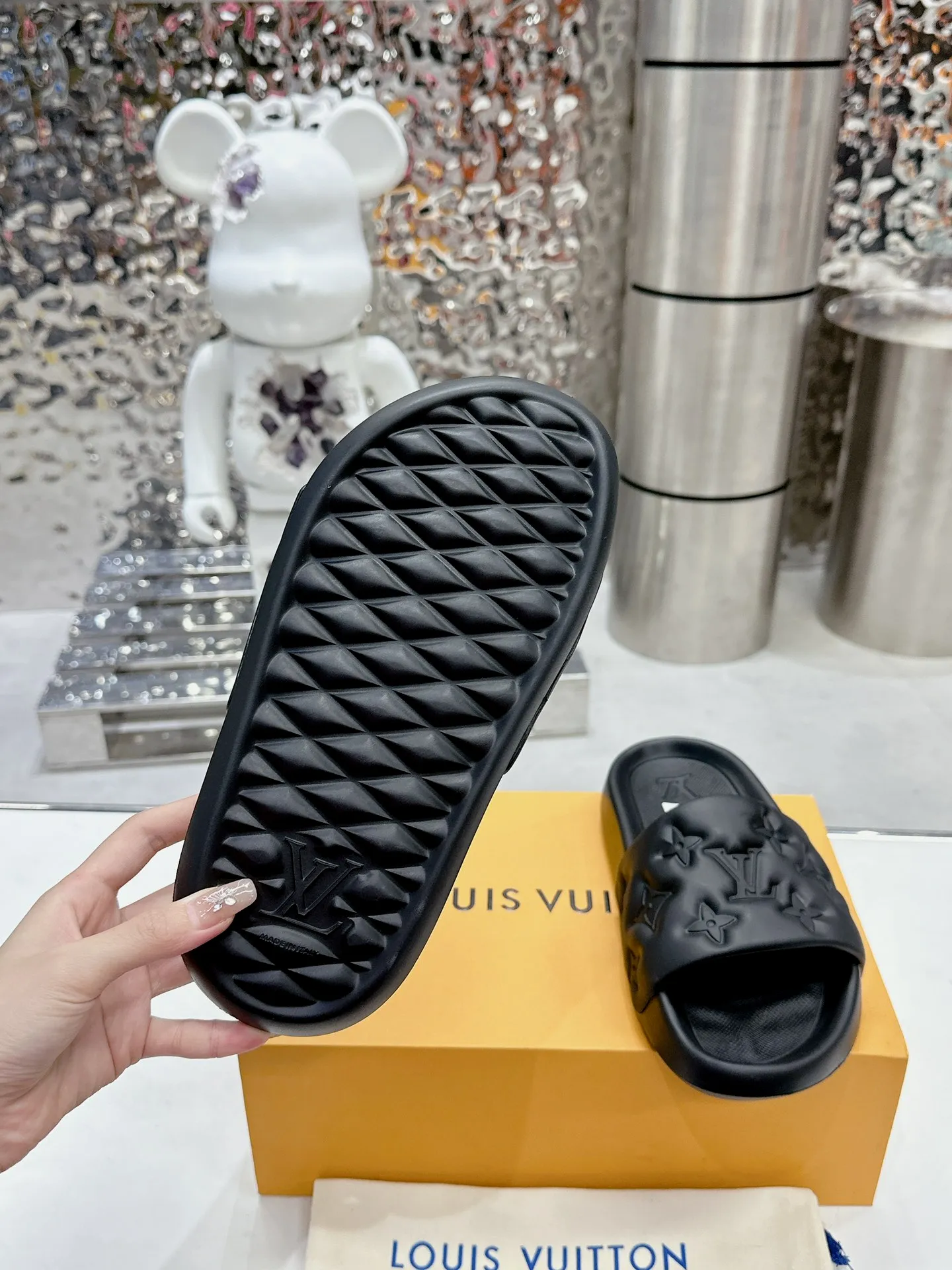 [L Home] P: 280💰 ▪️Shoe size: Women's 35-40 Men's 38-46▪️Packaging: Counter top quality~original packaging 𝟐𝟎𝟐5 Louis Vuitton counter's new embossed slippers, lv monogram embossed slippers, Waterfront sandals are back with a new look, and the upper buckle is embossed with lv's iconic Monogram pattern. Made of waterproof rubber with a comfortable and resilient insole. The lightweight, flexible outsole is embossed with the Louis Vuitton logo. ▪️Fabric: Original molded rubber foam surface ▪️Technology: embossed logo ▪️Sole: Original molded rubber foam outsole ▪️Sole thickness: 3CM.